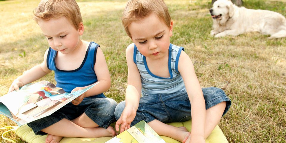 Dogs help children to read.